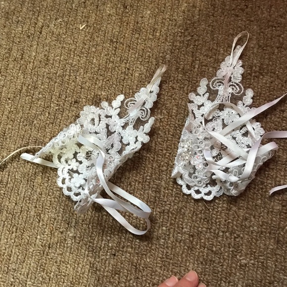 Lace Gloves - Picture 3 of 3